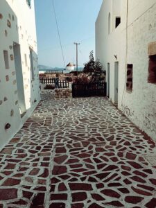 A narrow cobblestone lane between whitewashed houses in Chora, Pano Koufonisi